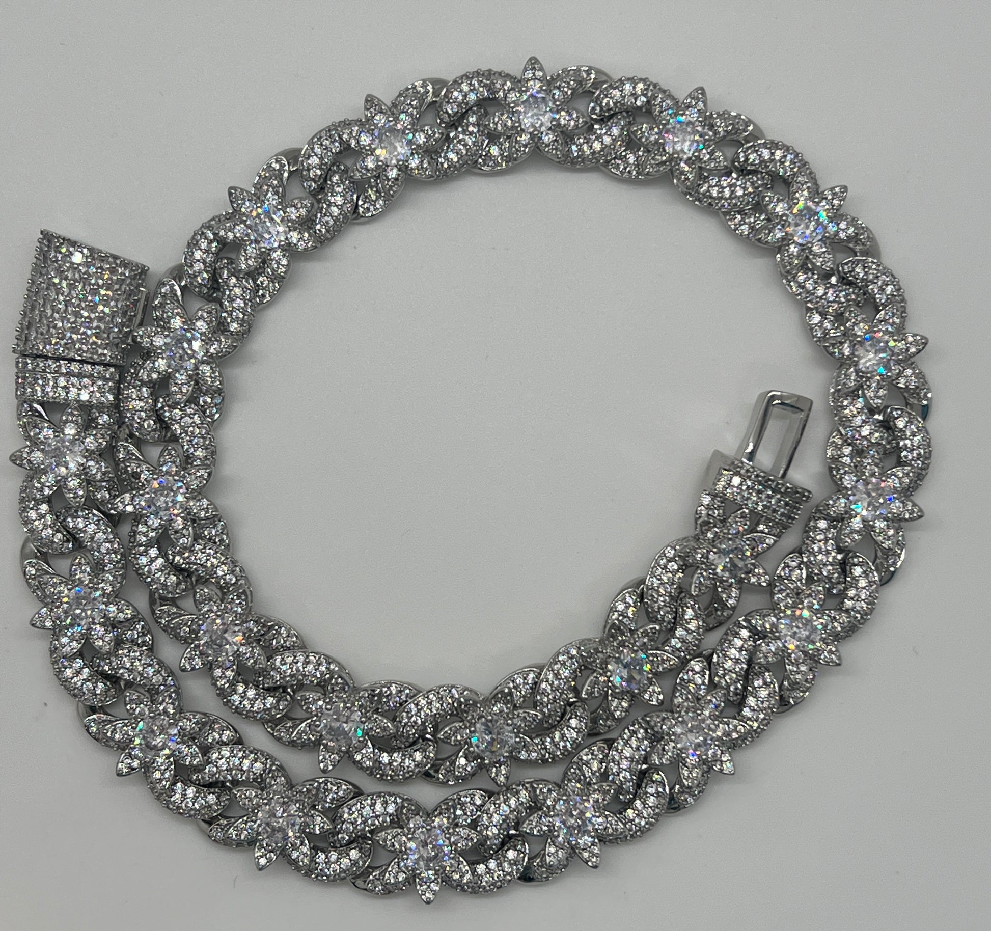 Flower Cuban chain link detail