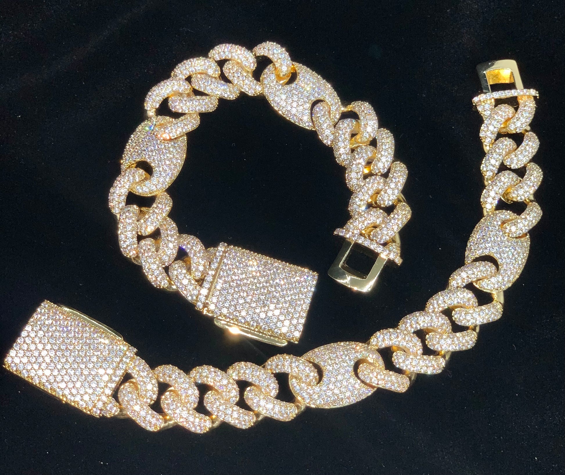 18mm GG Cuban bracelet worn on wrist by Charmbox Men