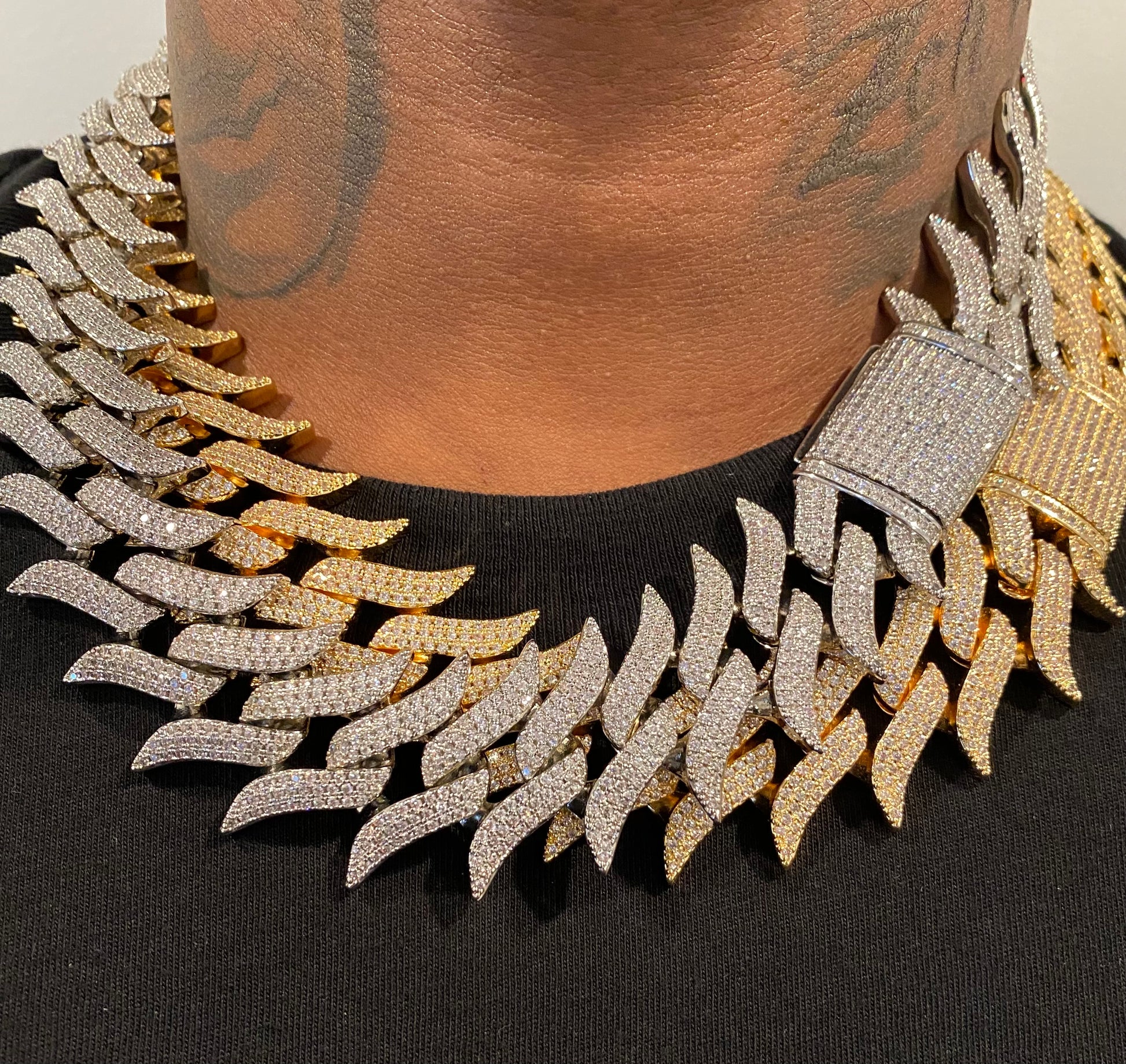 Charmbox Men King Cuban chain 32mm gold plated iced out